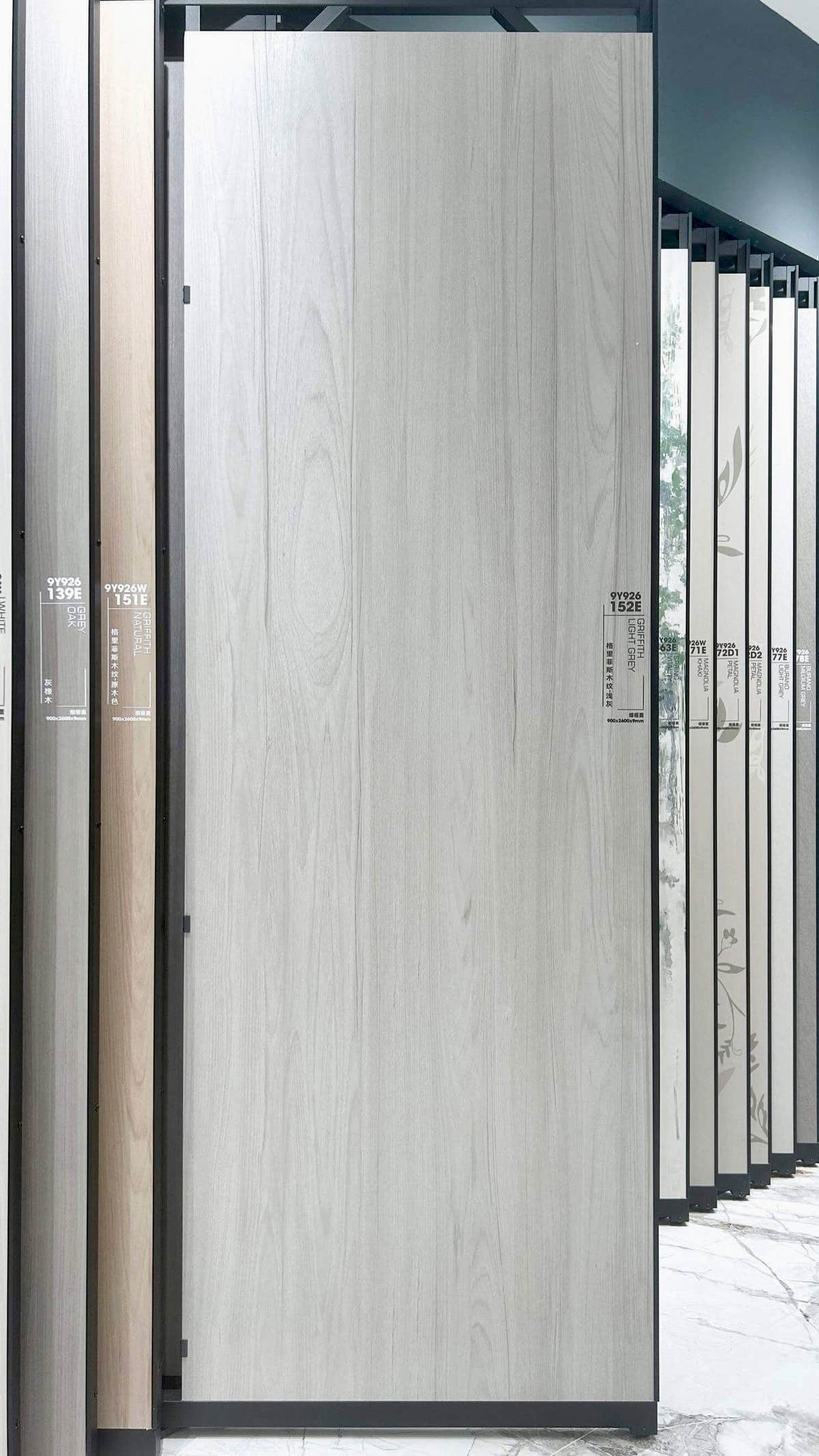Dalle gris clair aspect bois sur un présentoir — pierre frittée Griffith Light Grey Wood Look