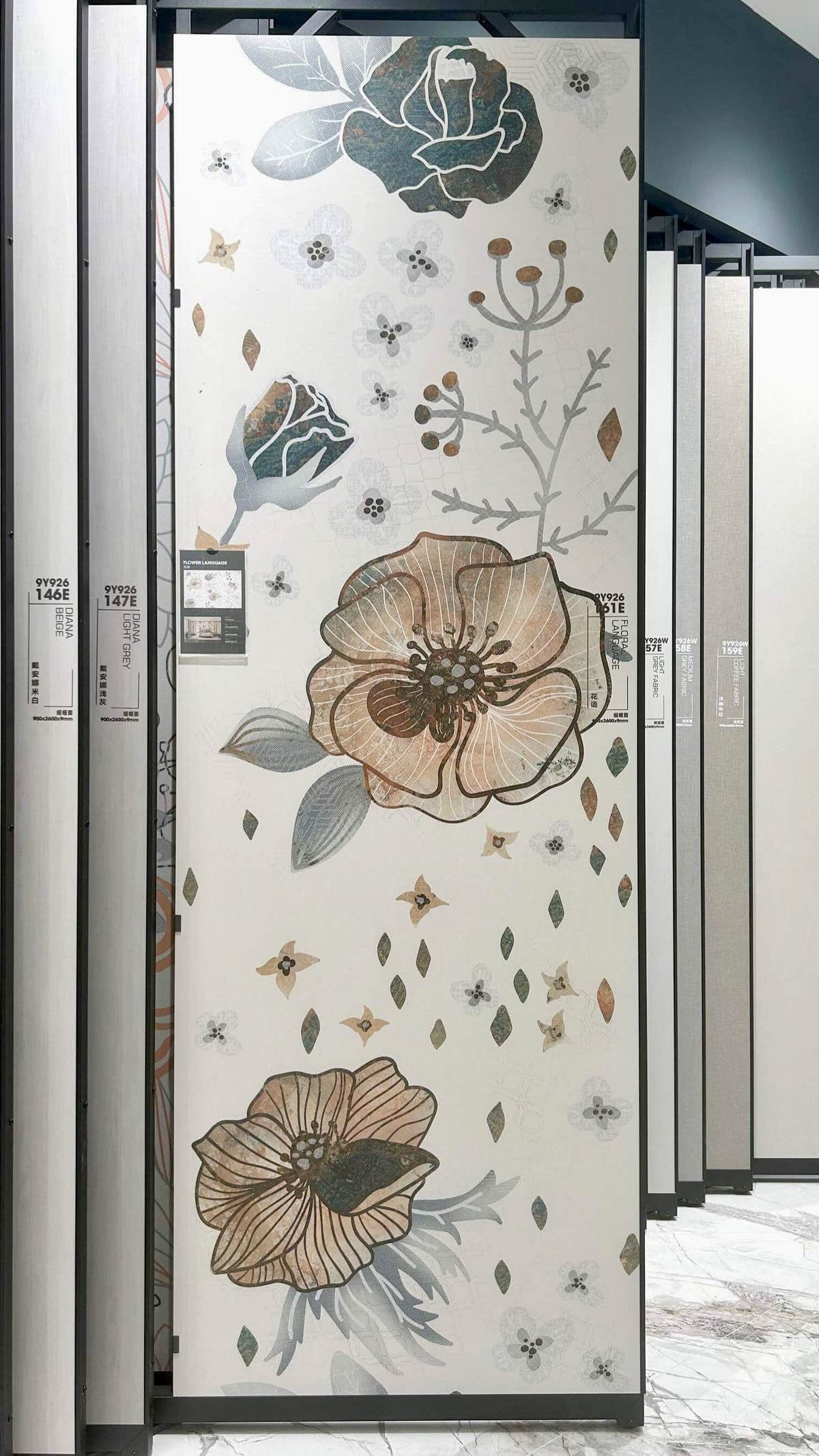 Dalle florale crème sur un présentoir en salle d’exposition — pierre frittée Flower Language Floral