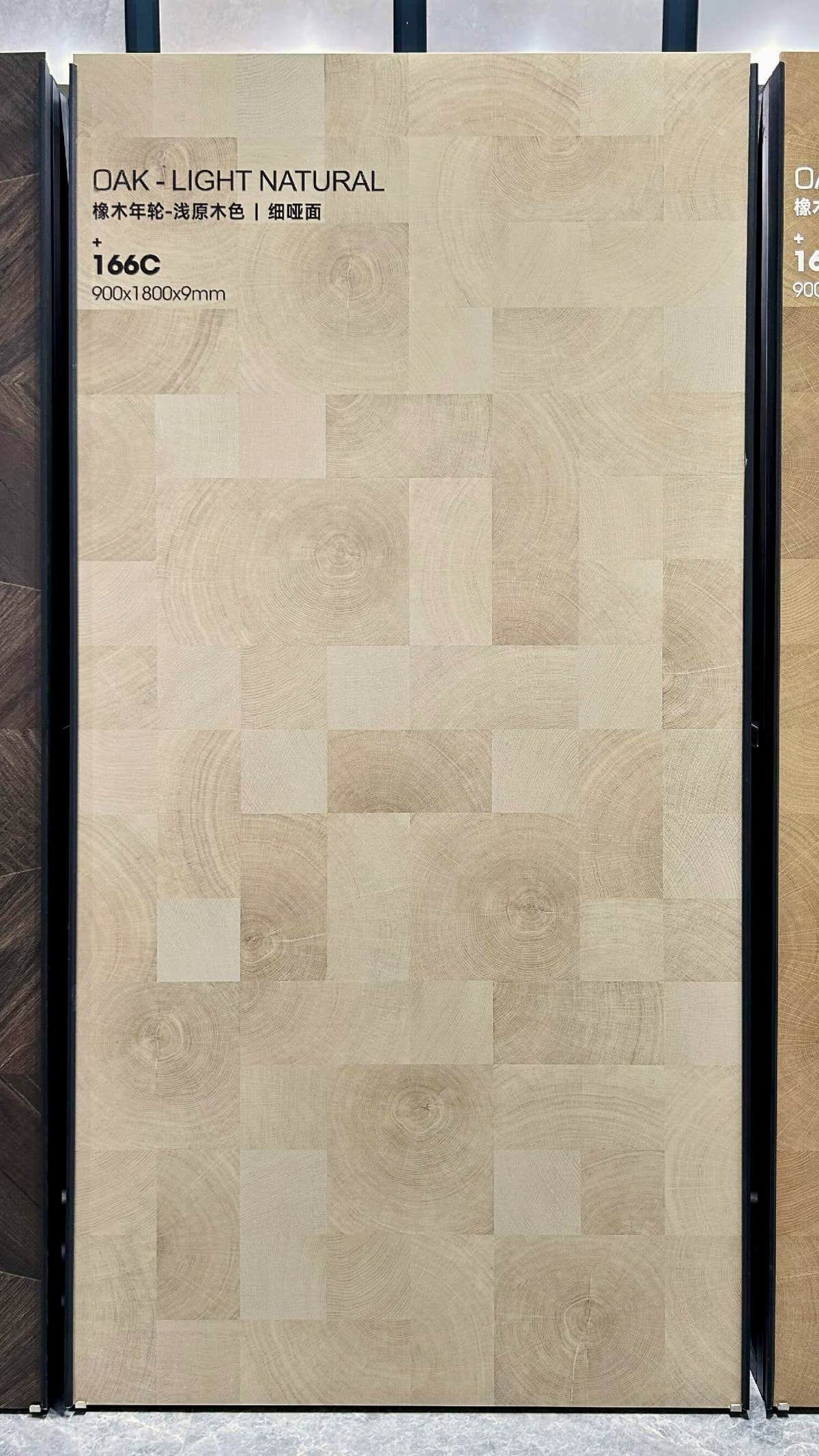 Panneau clair à l’aspect chêne et au motif assemblé sur un présentoir du showroom — pierre frittée Light Natural Oak Wood Look