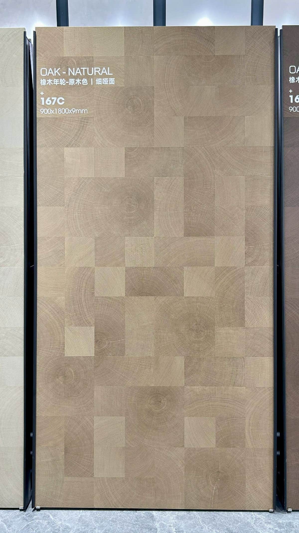 Panneau aux tons chauds à l’aspect chêne et au motif assemblé sur un présentoir du showroom — pierre frittée Natural Oak Wood Look