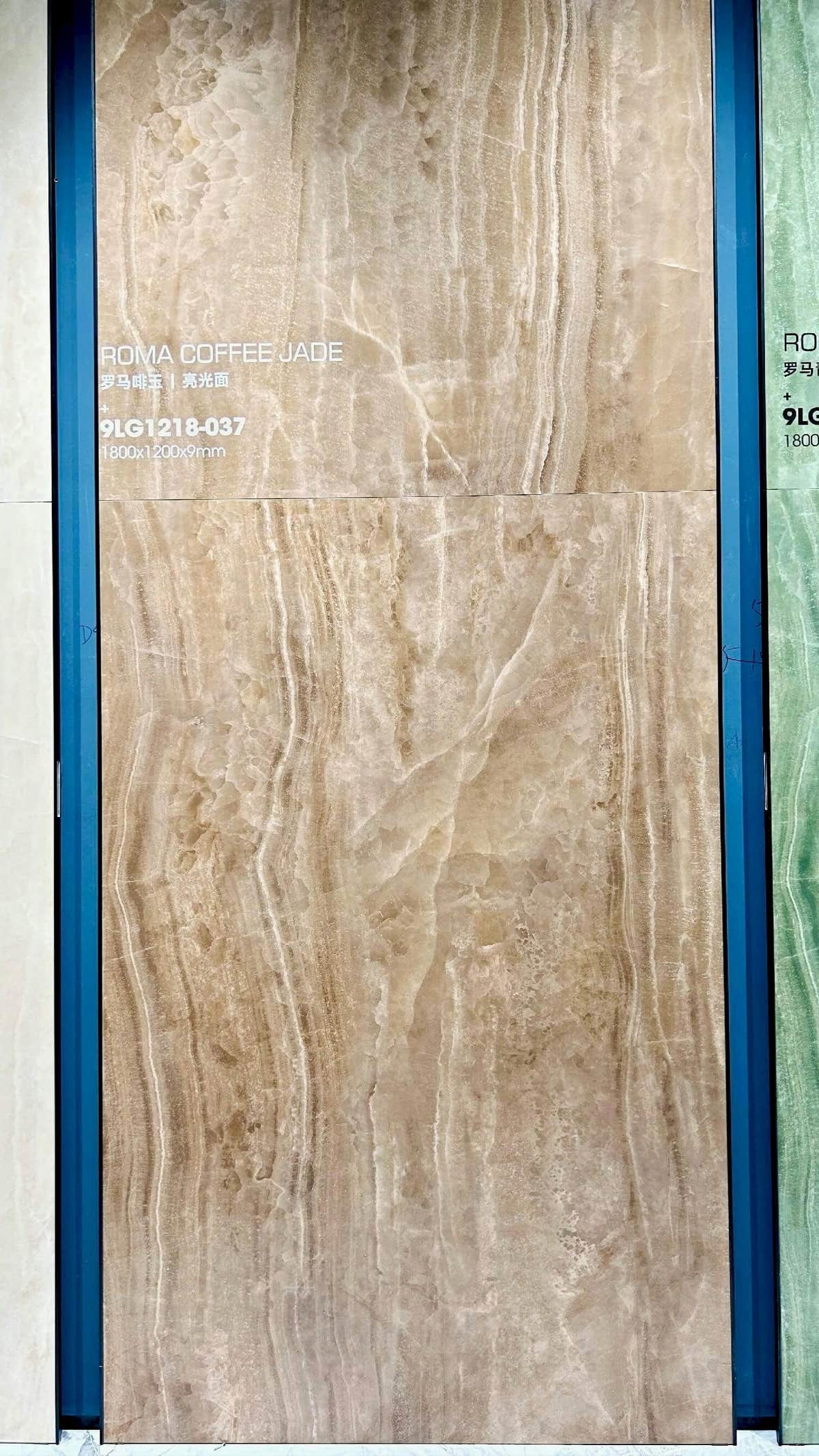 Dalle beige de pierre frittée à bandes verticales crème fluides sur un présentoir du showroom