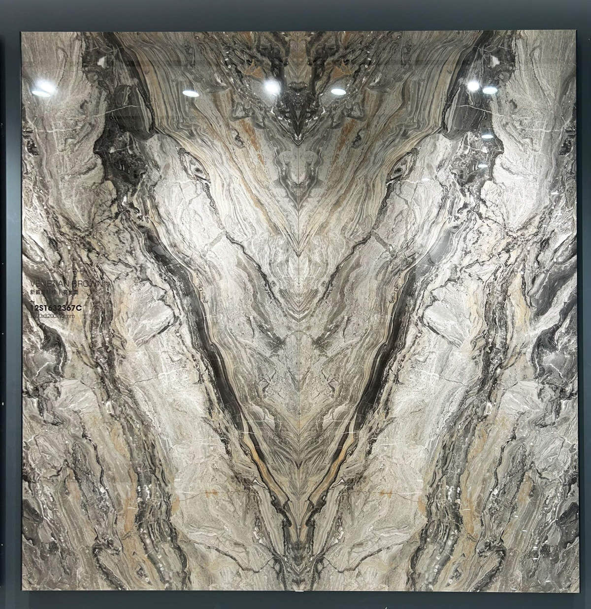 Présentation en livre ouvert aux bandes grises, crème et brunes symétriques formant un V — pierre frittée Andes Brown Vein-Cut Marble Look