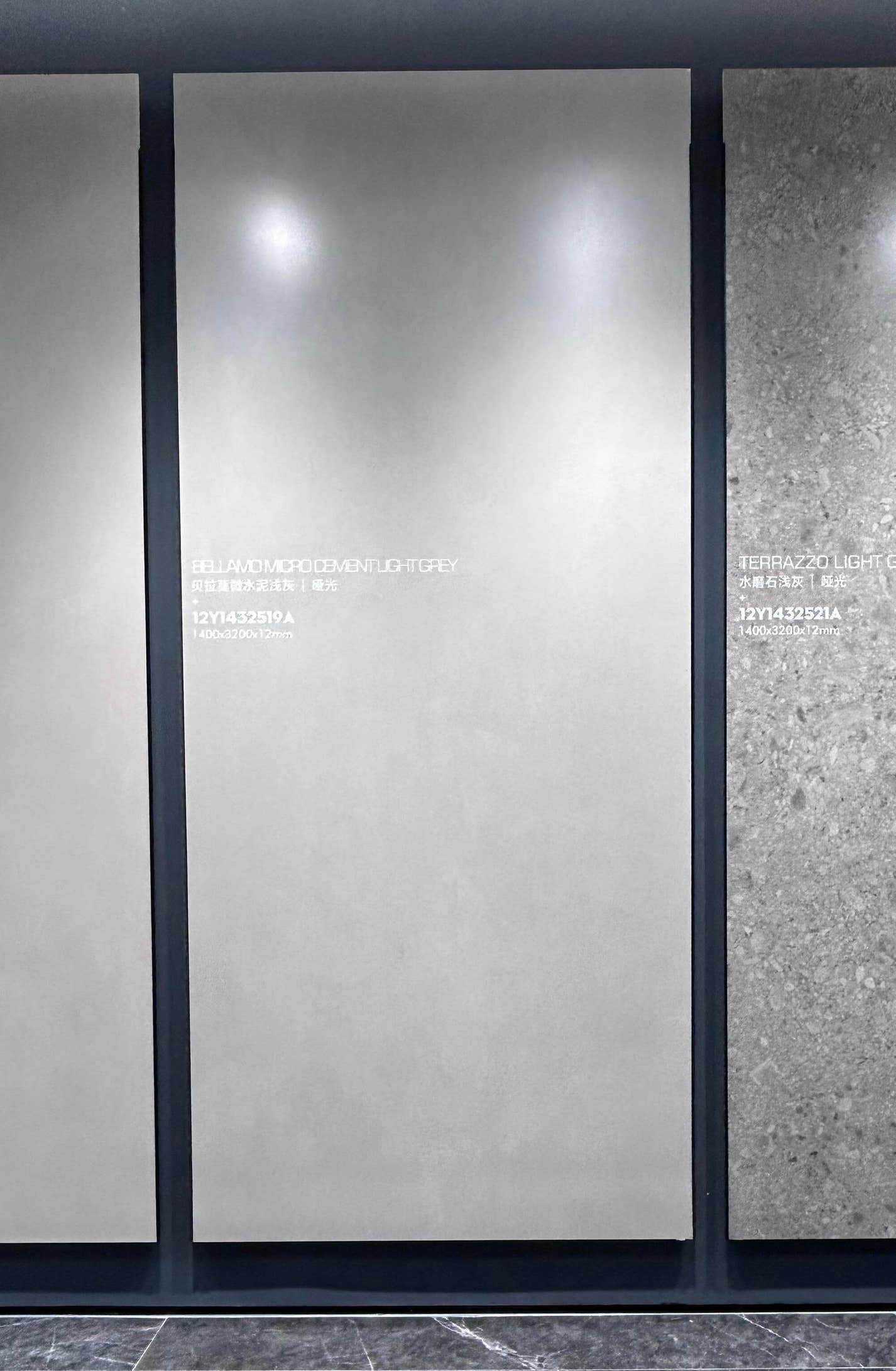 بلاطة حجرية ملبدة باللون البيج من Belamo Micro-Cement تظهر في وضع مستقيم في صالة العرض