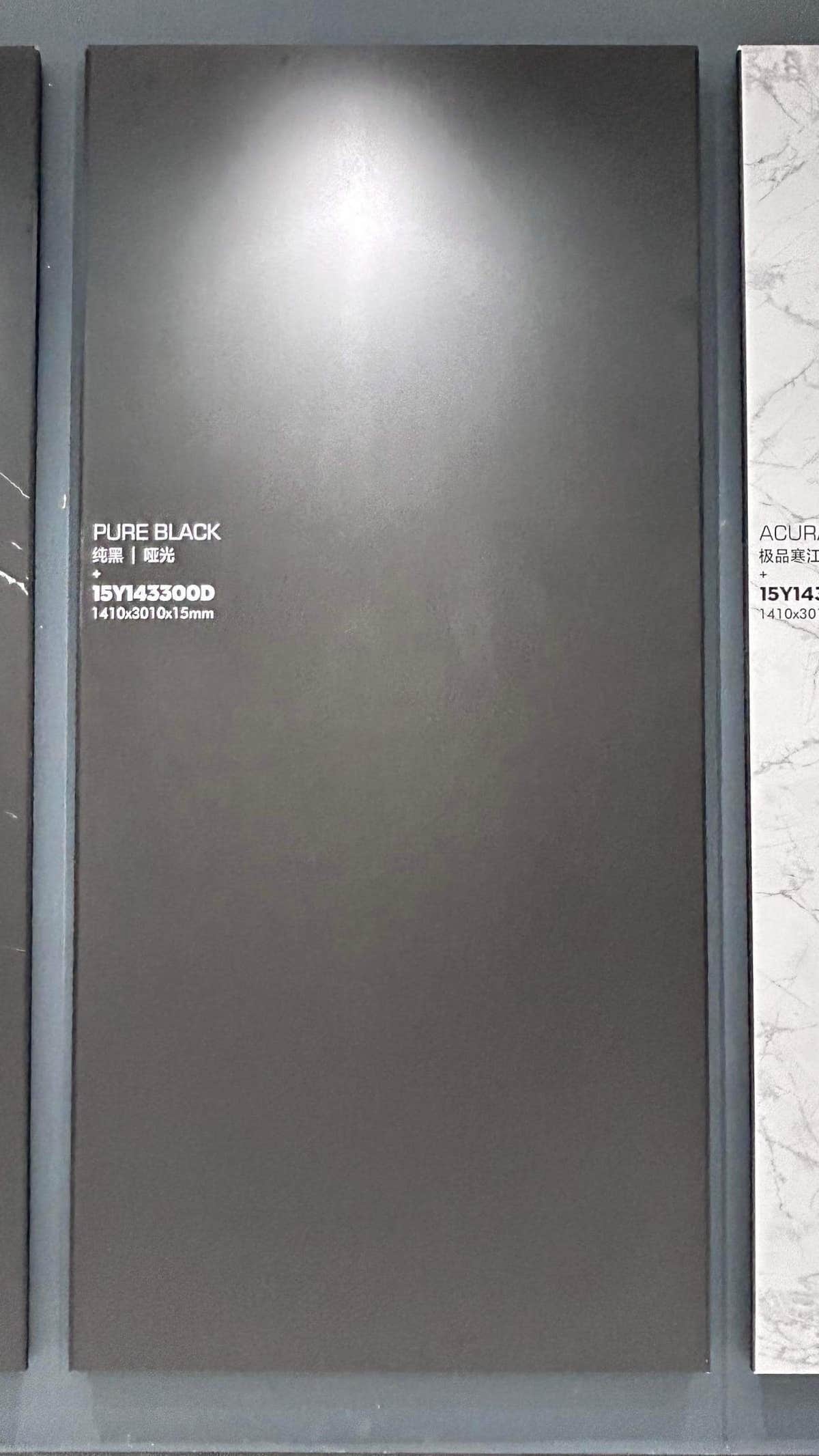 Placa oscura de color uniforme en un marco de exposición: piedra sinterizada Pure Black
