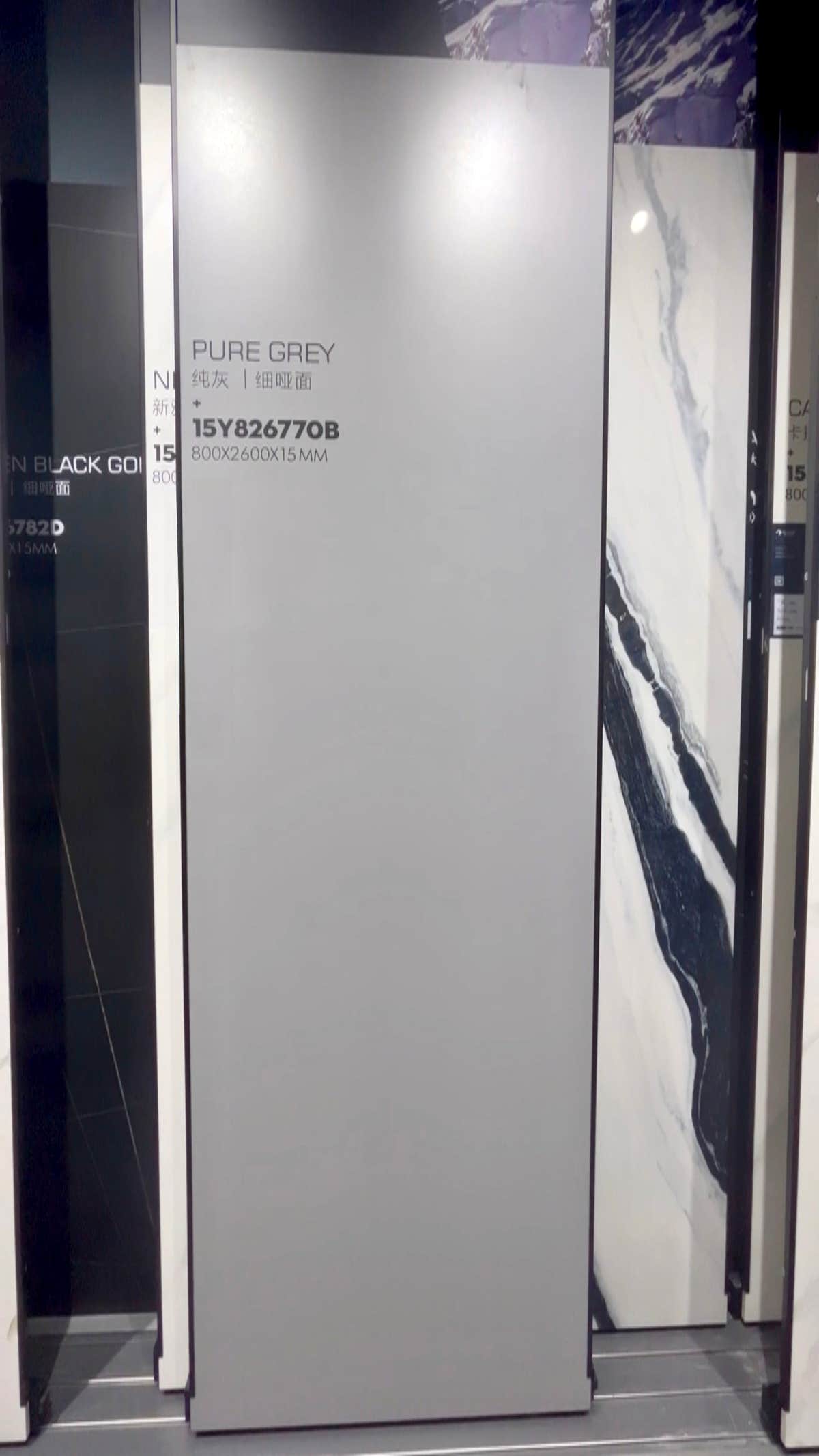 쇼룸 전시 프레임에 놓인 무늬 없는 회색 슬래브 — Pure Grey 신터드 스톤