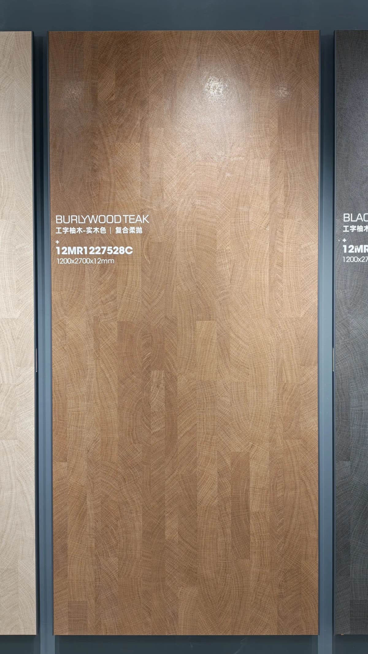 전시대에 놓인 따뜻한 갈색 나뭇결 패널 — Burlywood Teak Wood Look 신터드 스톤