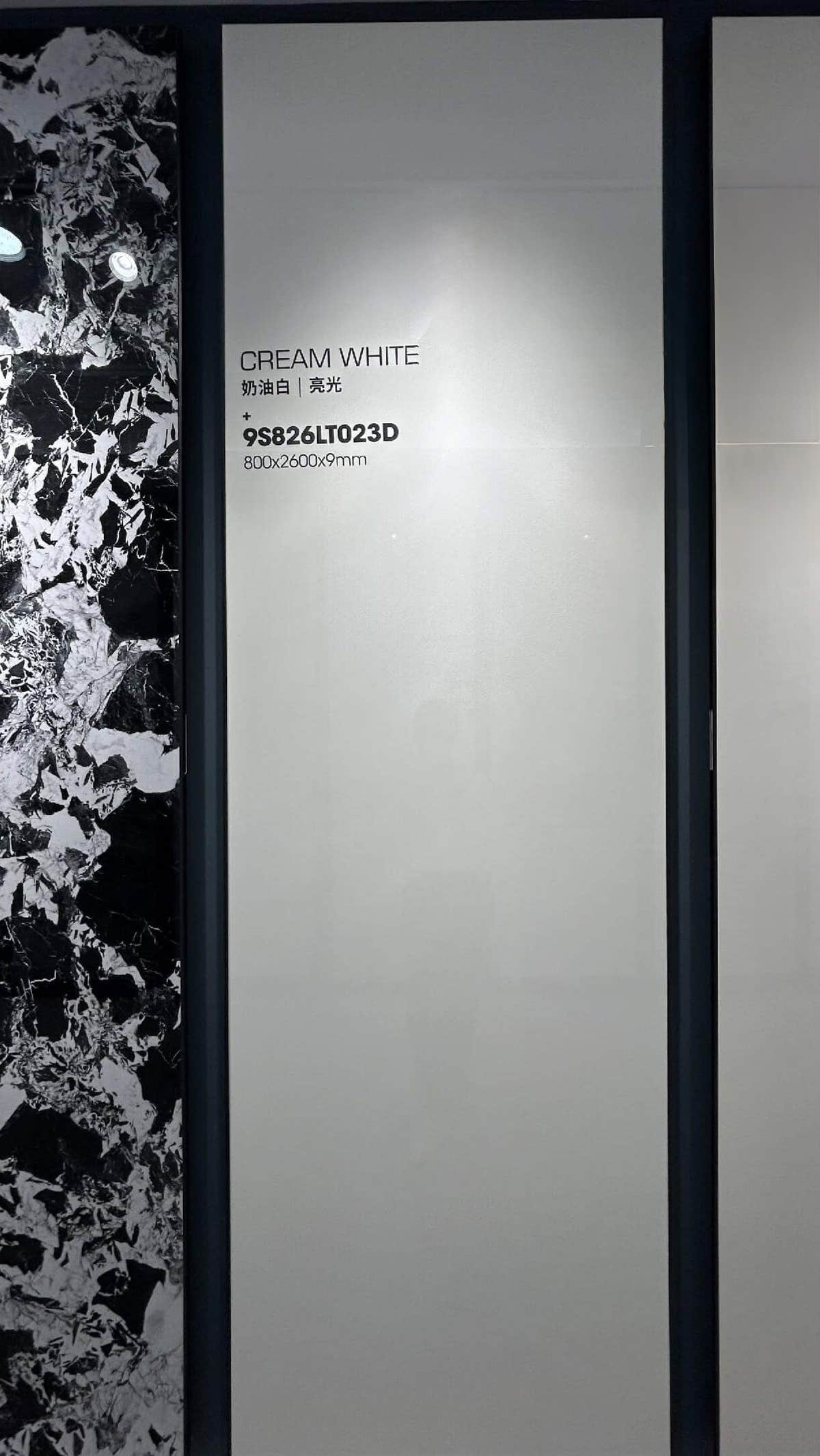 لوح أبيض مائل للكريمي سادة داخل إطار في صالة العرض — حجر ملبّد Cream White