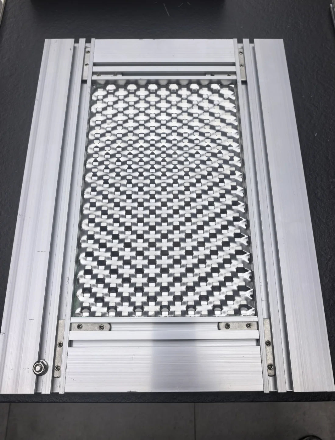 3.0 mm aluminum frame surrounding an aluminum cone-core backing panel