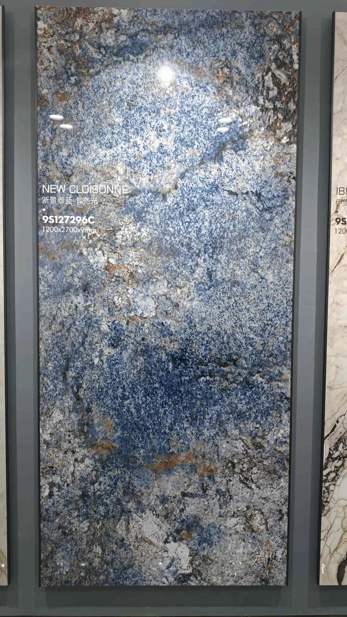 Dalle bleu-gris mouchetée dans un cadre de présentation du showroom — pierre frittée New Cloisonne