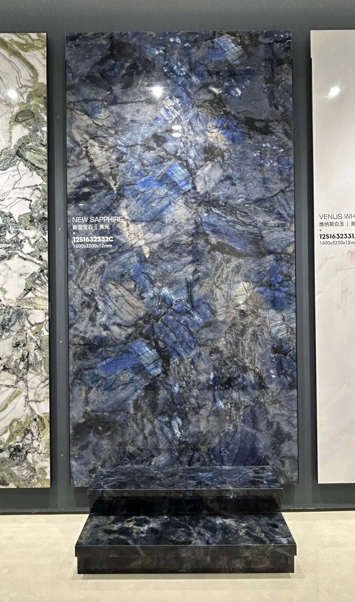 لوح مرقّط بالأزرق الداكن والرمادي على قاعدة عرض — حجر ملبّد New Sapphire