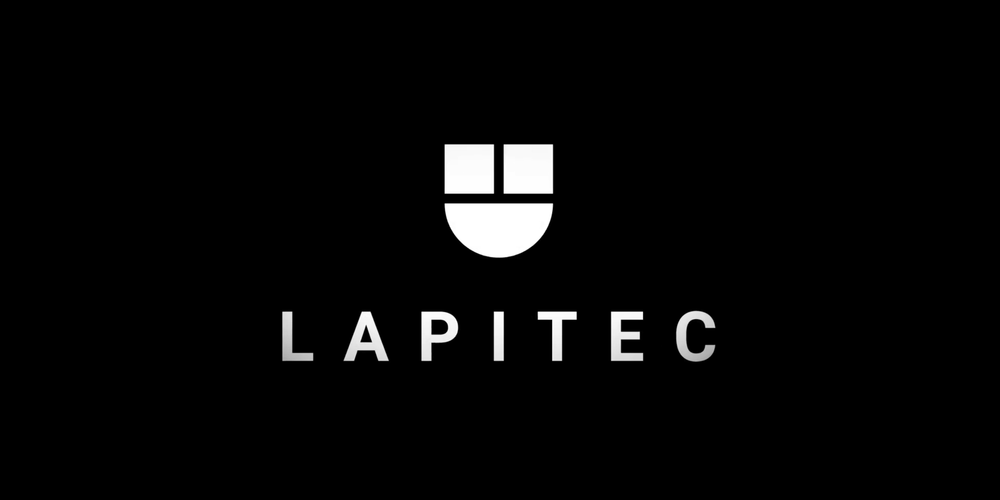 شعار Lapitec باللون الأبيض على خلفية سوداء
