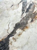 Gros plan d’une large bande grise diagonale et de fines veines brunes sur fond blanc — pierre frittée Ibiza Luxury Stone White Breccia Look