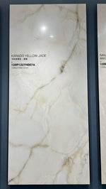 Dalle crème à fines veines dorées et grises dans un cadre d’exposition — pierre frittée Karado Yellow Jade Ivory Onyx Look