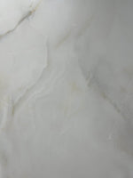 Gros plan de douces veines grises nuageuses sur fond crème pâle — pierre frittée Karado Yellow Jade Ivory Onyx Look