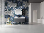 Mur de salle de bains floral bleu et blanc derrière un meuble vasque suspendu — pierre frittée Blue Orchid Botanical