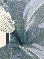 Gros plan de lignes blanches sur des feuilles bleu-vert et des pétales crème — pierre frittée Blue Orchid Botanical