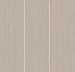 Panneaux côte à côte montrant un fin veinage bois vertical clair — pierre frittée White Walnut Wood Look