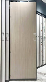 Dalle claire aspect noyer sur un présentoir — pierre frittée White Walnut Wood Look