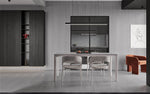 Murs et sol effet bois gris clair autour de placards de cuisine sombres — pierre frittée Griffith Light Grey Wood Look