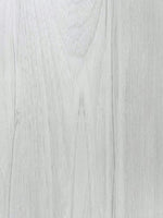 Gros plan d’un fin veinage bois gris clair — pierre frittée Griffith Light Grey Wood Look