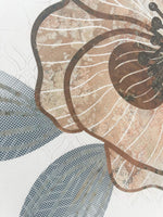 Gros plan d’une fleur pêche et de feuilles bleu-gris sur une surface crème — pierre frittée Flower Language Floral