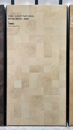 Panneau clair à l’aspect chêne et au motif assemblé sur un présentoir du showroom — pierre frittée Light Natural Oak Wood Look
