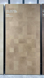 Panneau aux tons chauds à l’aspect chêne et au motif assemblé sur un présentoir du showroom — pierre frittée Natural Oak Wood Look
