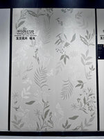 Dalle blanche à motif botanique dans un cadre de présentation en salle d’exposition — pierre frittée Magnolia Picture Botanical