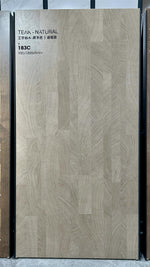Dalle gris-brun à l’aspect bois sur un présentoir du showroom — pierre frittée Natural Teak Wood Look