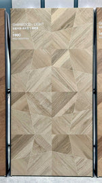 Panneau clair à motif géométrique et à l’aspect bois sur un présentoir du showroom — pierre frittée Light Shipwood Geometric Wood Look