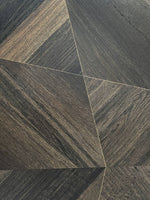 Gros plan de triangles entrecroisés à veinage bois brun foncé — pierre frittée Dark Shipwood Geometric Wood Look