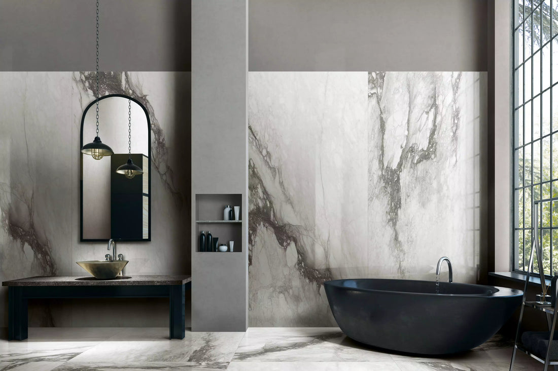 Intérieur de salle de bains de luxe avec panneaux muraux en pierre frittée veinés de marbre gris, baignoire noire autoportante et accessoires modernes