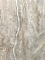 Détail de la surface en onyx cristallin beige brillant Roma Coffee Jade