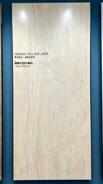 Dalle crème à bandes verticales jaune pâle dans un cadre de présentation du showroom — pierre frittée Roman Yellow Jade Cream Onyx Look