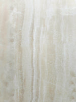 Gros plan de bandes verticales crème et blanches — pierre frittée Roman Yellow Jade Cream Onyx Look