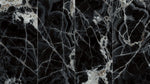 Panneaux côte à côte montrant des veines blanches entrecroisées sur fond noir — pierre frittée Black Crystallite Black Onyx Look