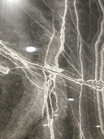 Gros plan de veines blanches entrecroisées sur fond noir — pierre frittée Black Crystallite Black Onyx Look