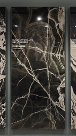 Dalle noire à veines blanches ramifiées dans un cadre d’exposition — pierre frittée Black Crystallite Black Onyx Look