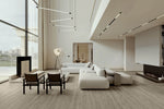 Sol clair effet bois dans un salon à double hauteur avec des assises blanches — pierre frittée White Maple Wood Look