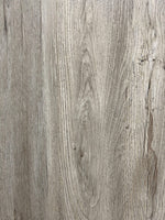 Gros plan d’un veinage bois clair d’aspect patiné et de nœuds — pierre frittée White Maple Wood Look