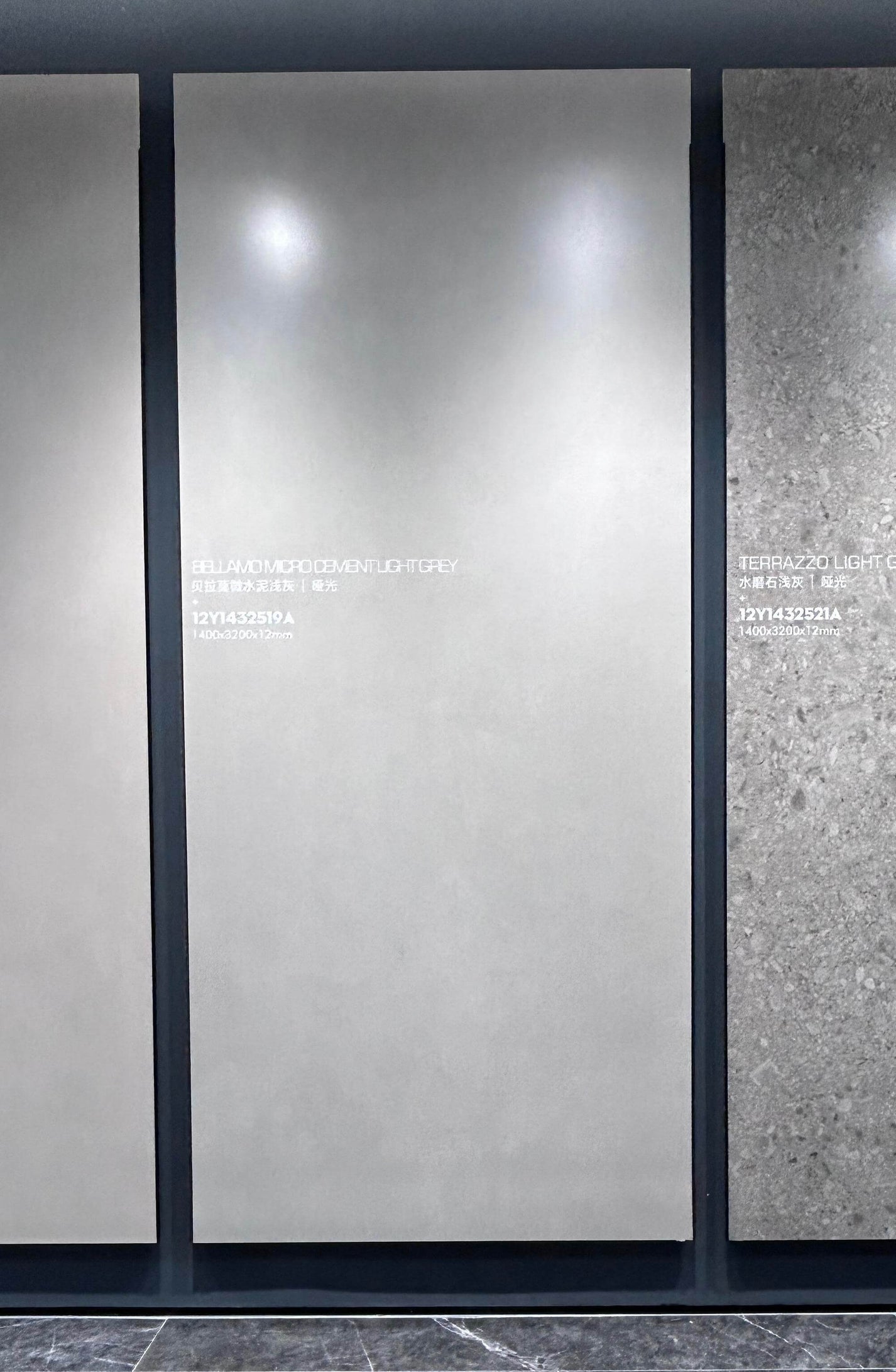 Плита из спеченного камня Belamo Micro-Cement Beige в вертикальном положении на витрине выставочного зала