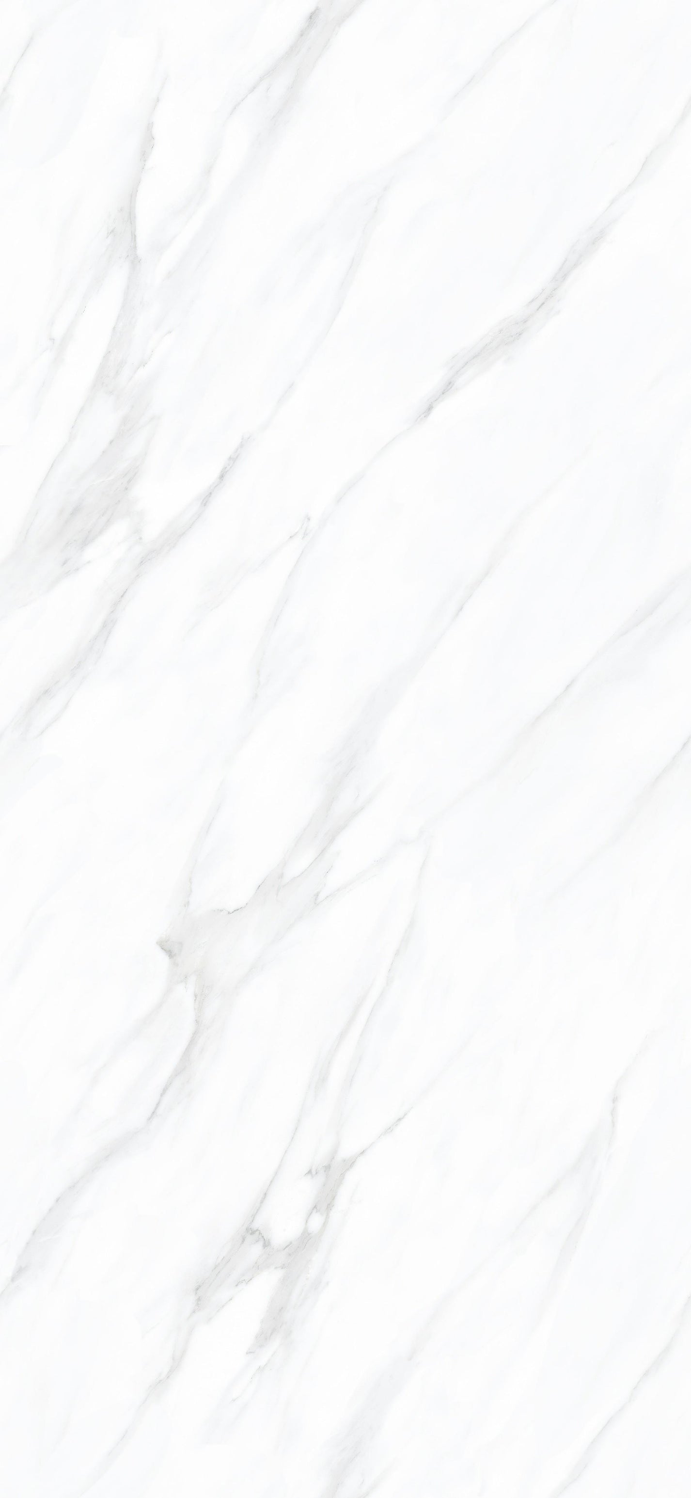 Крупный план плиты из спеченного камня Carrara White, показывающий прожилки белого камня и детали поверхности.