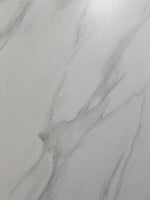 صورة مقربة للوح حجري متكلس باللون الأبيض من كارارا يُظهر عروقًا من الحجر الأبيض، منظر أمامي