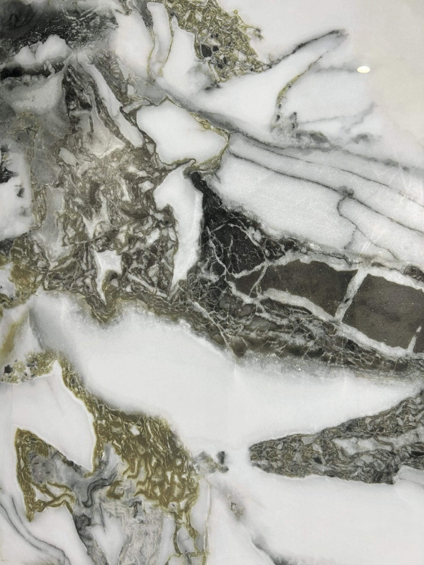 Панели из спеченного камня цвета Cold Jade Green с непрерывными прожилками и деталями поверхности.