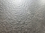Gros plan de pierre frittée gris foncé à texture finement granuleuse