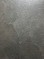 Gros plan de pierre frittée gris foncé à texture finement granuleuse