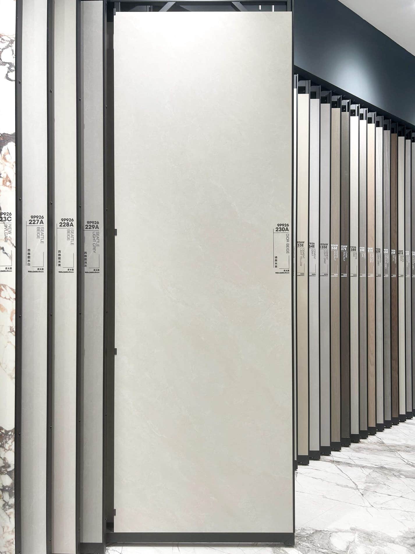 مظهر أسمنتي باللون البيج من Dior، لوح حجري ملبد معروض في وضع مستقيم في صالة العرض