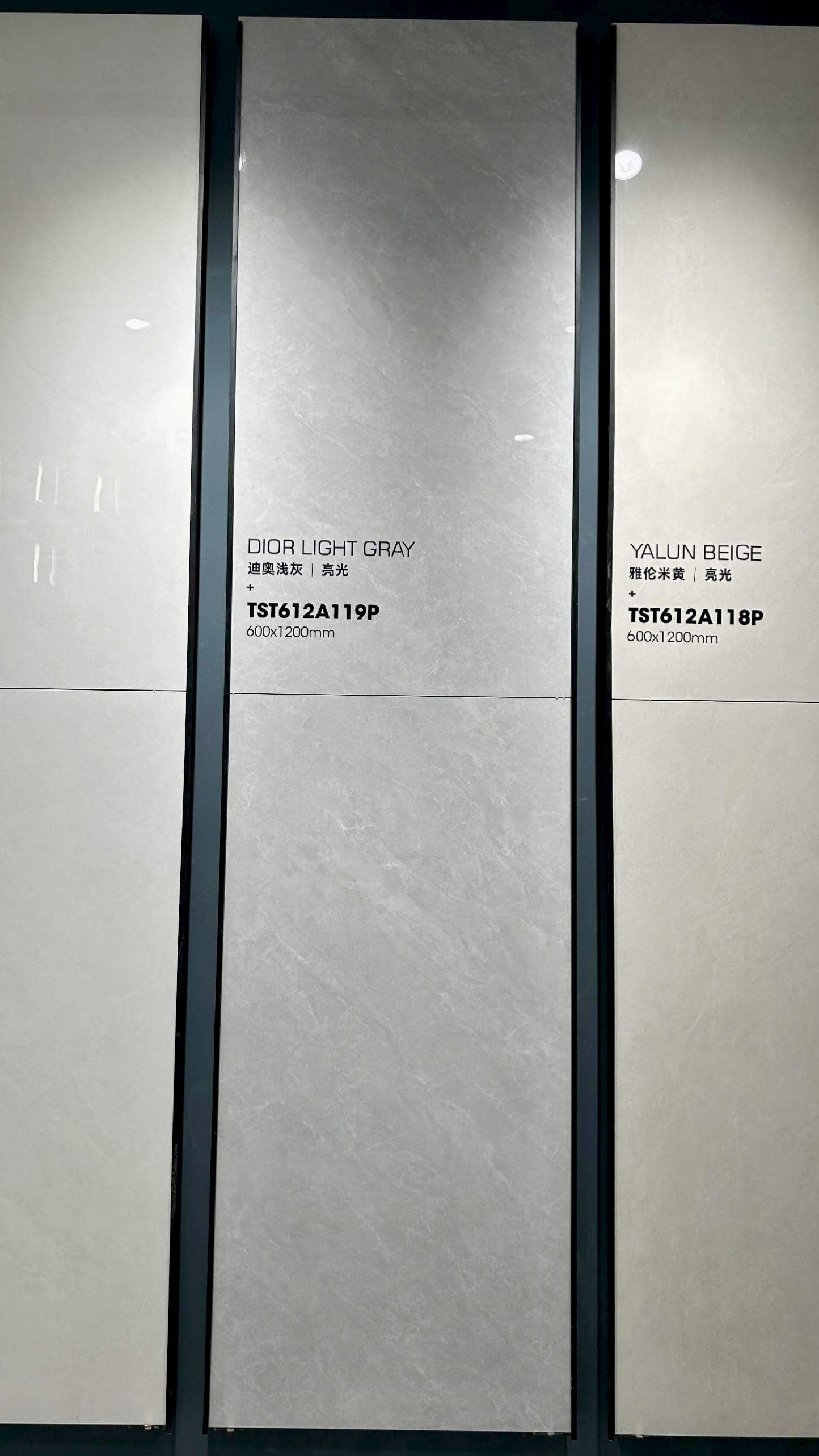 Плита из спеченного камня Dior Grey Cement Look в вертикальном положении на витрине выставочного зала