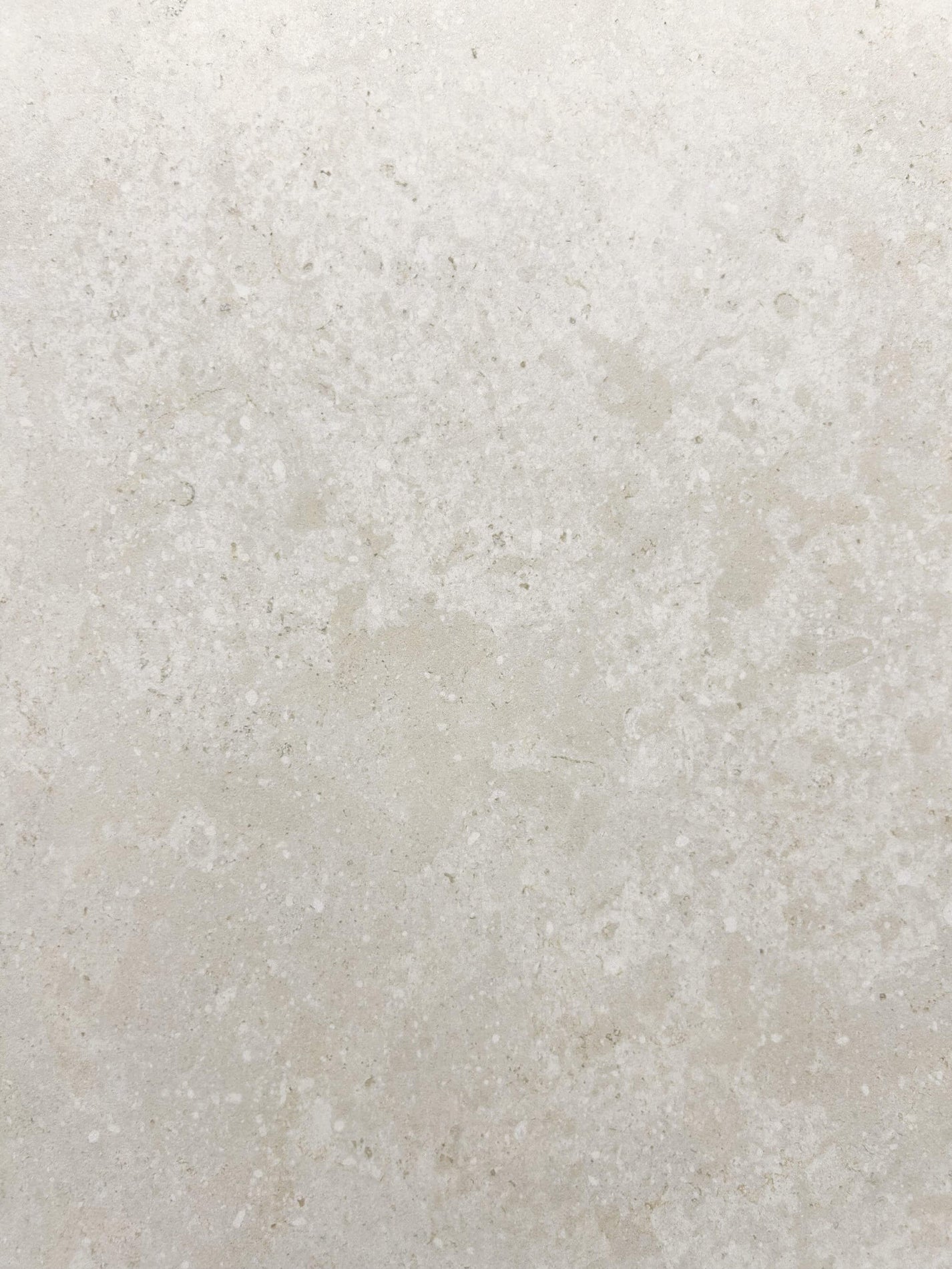 Крупный план поверхности спеченного камня Lime Stone Beige, демонстрирующий теплую бежевую текстуру камня, вид спереди