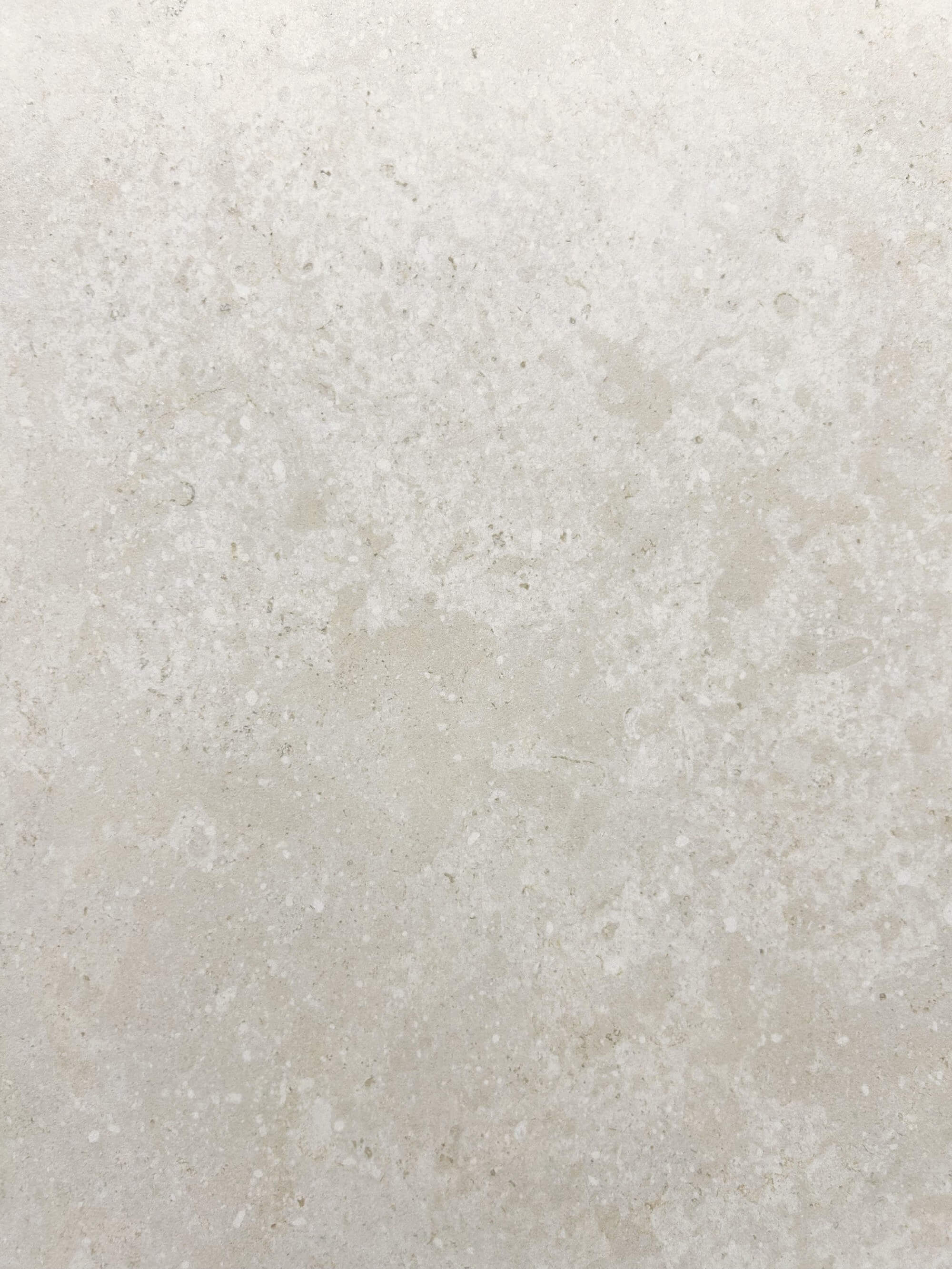 Крупный план поверхности спеченного камня Lime Stone Beige, демонстрирующий теплую бежевую текстуру камня, вид спереди